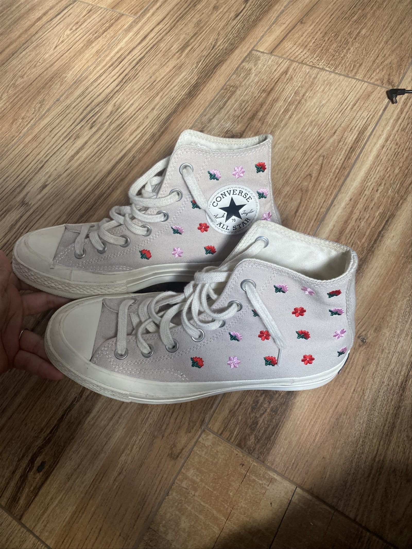 Converse grises clearance con rosa